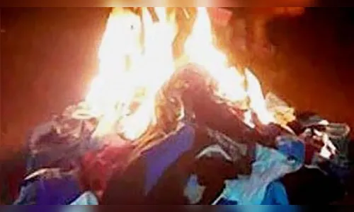 Homem tenta impedir ex-mulher de ir embora e incendeia roupas dela