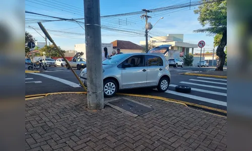 Acidente com carro é registrado próximo à Prefeitura de Apucarana