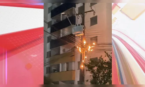 Carro bate em poste e bombeiros são chamados para combater incêndio