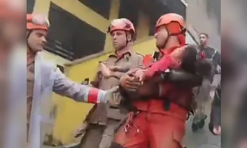 Menina de 4 anos é resgatada viva após ficar 16 horas soterrada