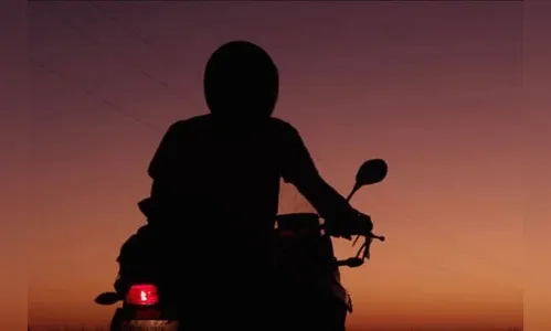 Motociclista tenta fugir da PM após denúncia de racha em Lidianópolis