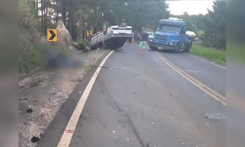 Jovens morrem em acidente entre moto e caminhonete no Paraná