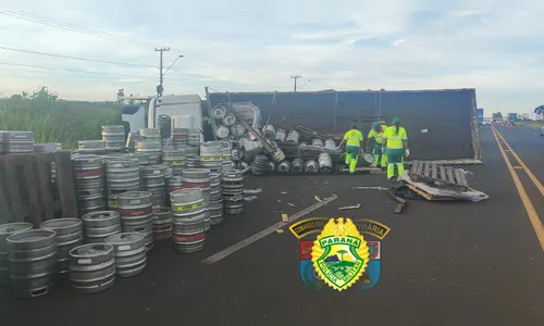 Barris de chope interditam PR-444 após acidente entre caminhões