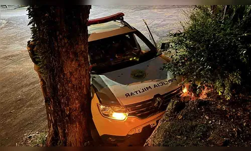 Viatura da PM bate contra muro durante perseguição em São João do Ivaí