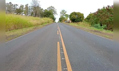 Motorista fica ferido após colidir carro com barranco em Apucarana