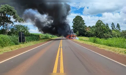 Colisão entre carro e carreta mata duas pessoas carbonizadas no PR