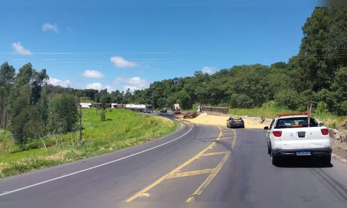 Carreta tomba e interdita trecho da BR-376 entre Ortigueira e Mauá