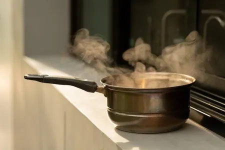 Água quente teria atingido as pernas e os braços do homem