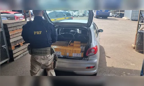 PRF apreende cerca de 200 celulares dentro de carro em Arapongas