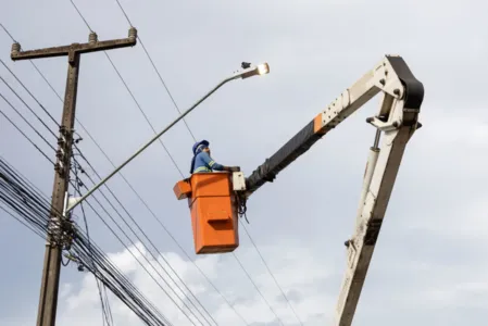 Apucarana instala luminárias LED na rua Denhei Kanashiro