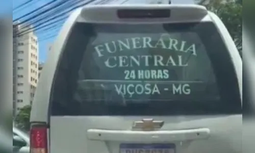 Mal-assombrado? Pé balança em carro funerário e intriga motorista