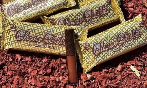 Mulher de peruca furta 'maquiagem de blogueira' em loja de Arapongas