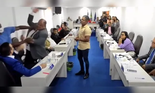 Vereadores trocam socos em sessão transmitida ao vivo pela Câmara