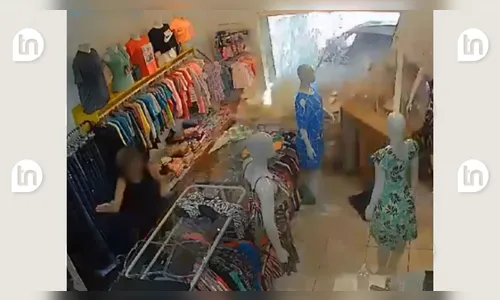 Carro invade loja e proprietária escapa por pouco: 