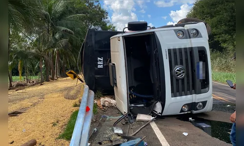 Motorista fica ferido após tombamento de caminhão em Kaloré