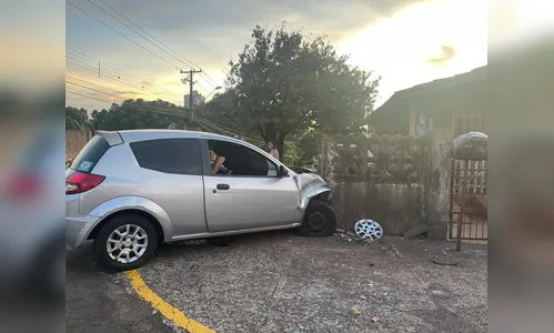 Carro colide contra muro de casa em Apucarana