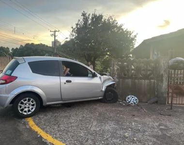 Carro bateu contra muro de residência