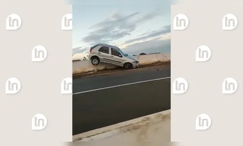 Carro fica pendurado em guard rail de viaduto após colisão em Maringá