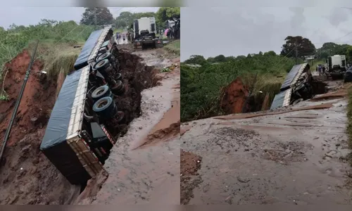 Carreta é 'engolida' por cratera após fortes chuvas no Paraná; vídeo