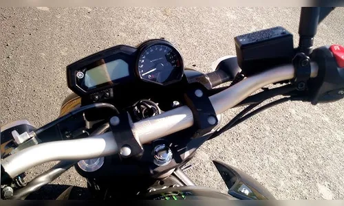 PM aborda motociclista e garupa sem capacete pula da moto em movimento