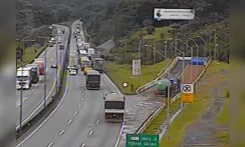 Caminhão com 50 toneladas de etanol perde freios no Paraná; veja vídeo