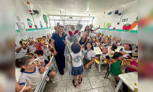Cambira promove entrega de chocolates na rede municipal