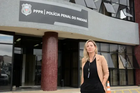 Conheça a policial penal que chefia o trabalho e educação dos presos.