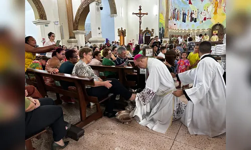 Fiéis lotam a Catedral de Apucarana para a Missa do Lava-Pés
