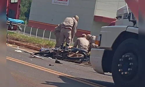Carreta bate em moto e deixa 2 mulheres feridas em Jardim Alegre