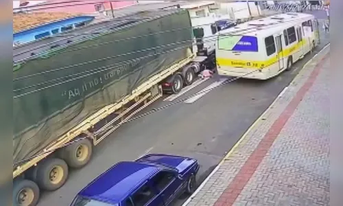 Mulher é atropelada por carreta e escapa de ser esmagada; veja o vídeo