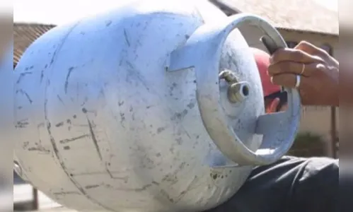 Homem é pego no flagra carregando botijão de gás furtado em Apucarana