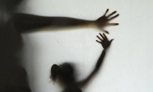 Padrasto é preso após fotografar enteadas de 10 e 4 anos tomando banho