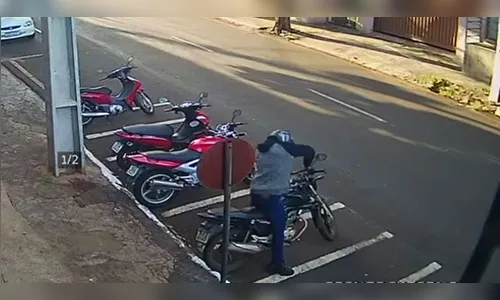Câmera flagra motocicleta sendo furtada em Apucarana; dona pede ajuda