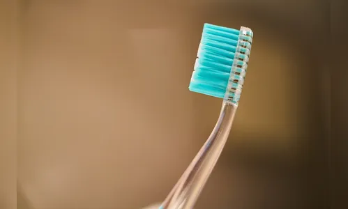 Homem insere escova de dentes no órgão genital e acaba internado