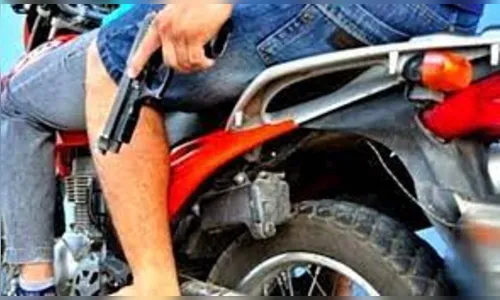 Motociclista supostamente armado rouba morador de Arapongas