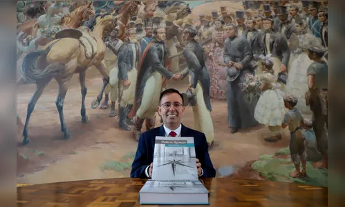 Historiador lança livro sobre o Palácio Iguaçu, que completará 70 anos