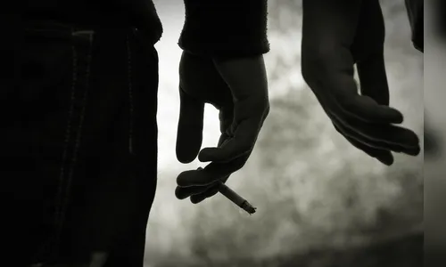 Mãe é presa após abandonar filhos para usar drogas