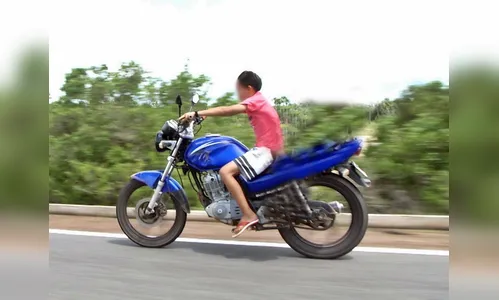 Criança de 11 anos é flagrada pilotando moto em rodovia