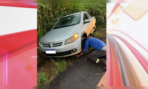 Motorista perde controle durante chuva e carro cai em canaleta
