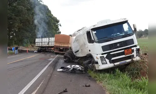 Motorista morre após batida frontal entre duas carretas na PR-323
