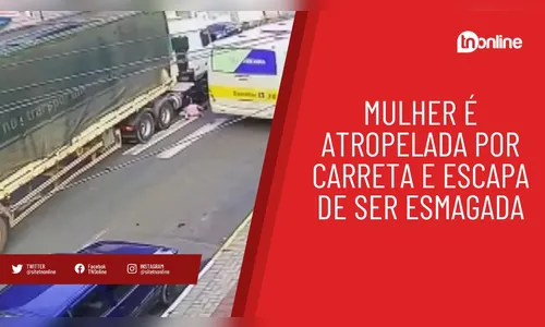 Mulher é atropelada por carreta e escapa de ser esmagada