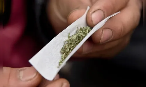 PM flagra jovem com maconha na Praça dos Estudantes em Jardim Alegre