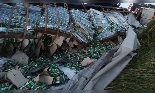 Carreta carregada de cerveja tomba entre Marialva e Mandaguari