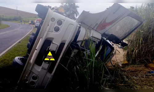 Motorista de carreta morre em tombamento na PR-151
