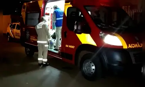 Motociclista fica ferido após colidir contra canteiro central