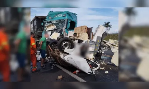 Fiat Fiorino fica retorcido após acidente na PR-151; motorista morreu