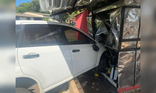 Idosa perde controle de carro e atinge quiosque de lanche em Apucarana