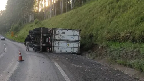 O acidente ocorreu durante a madrugada deste sábado