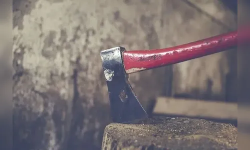 Mulher é ameaçada com machado pelo ex-companheiro; PM é acionada