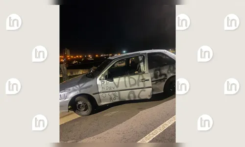 PM encontra carro pichado e abandonado em Apucarana
